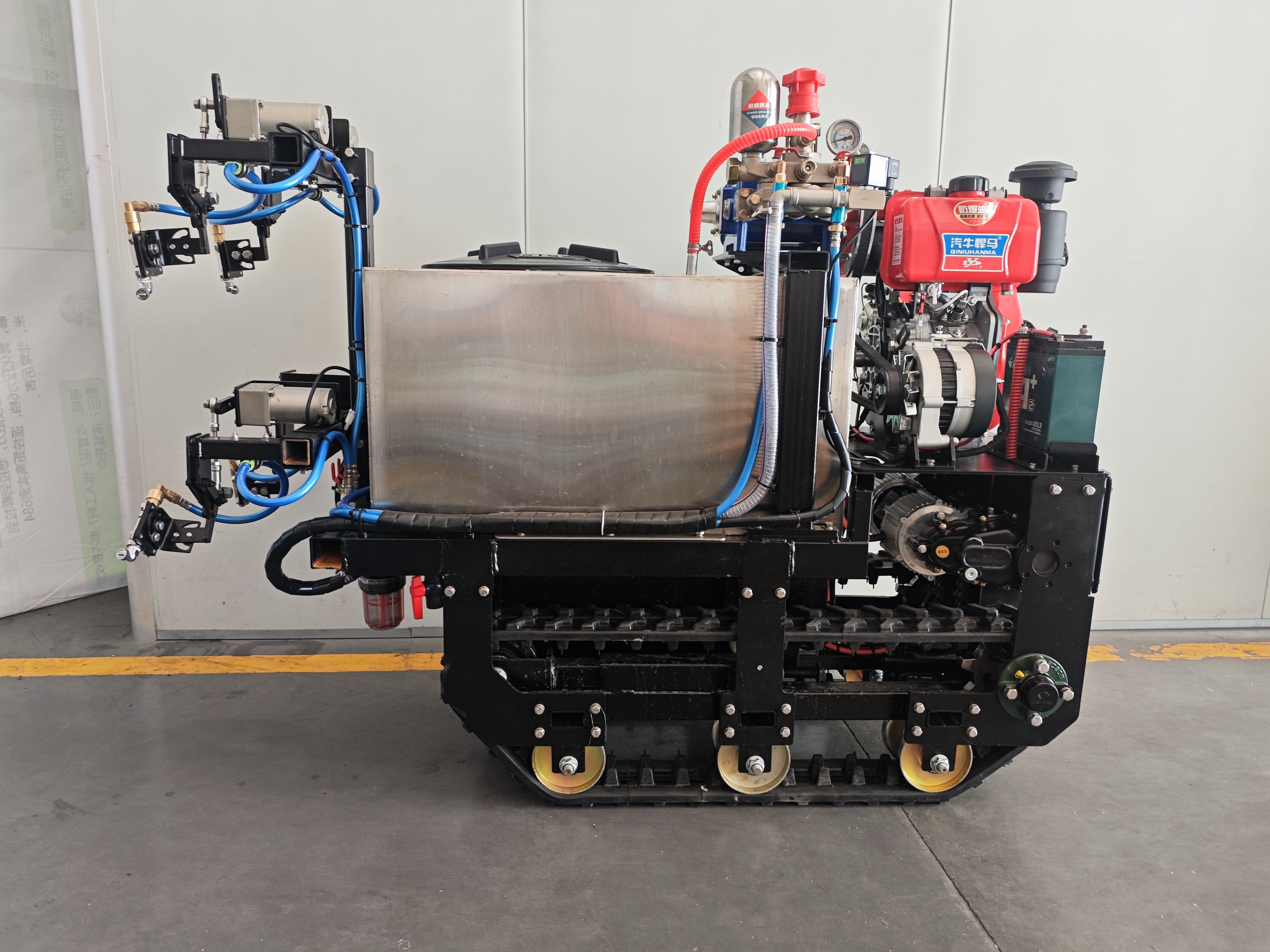 PL-BB500 compact crawler sprayer side view